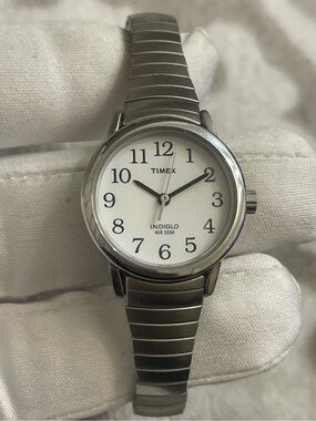 Timex Womens Easy Reader 25mm Indiglo Watch Silver-Tone Expansio